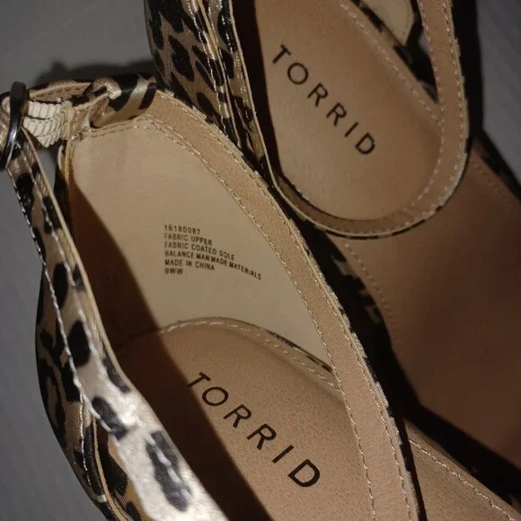 TORRID SATIN BOW LEOPARD PUMP SHOES - Picture 12 of 14